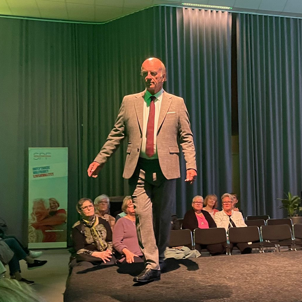 Alf Nyberg, Senioruthyrning, är mannekäng på Seniormässan